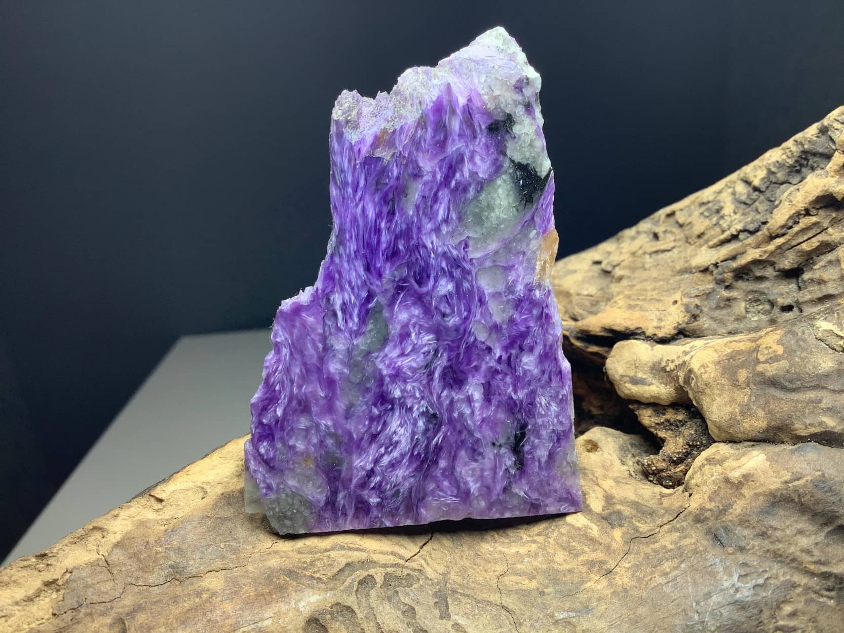 Чароит — уникальный камень для ювелирных и декоративных изделий