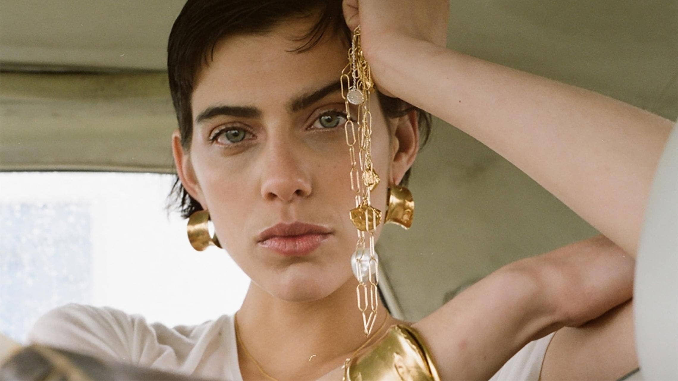 Demi-fine украшения: что это такое и почему они стали трендом