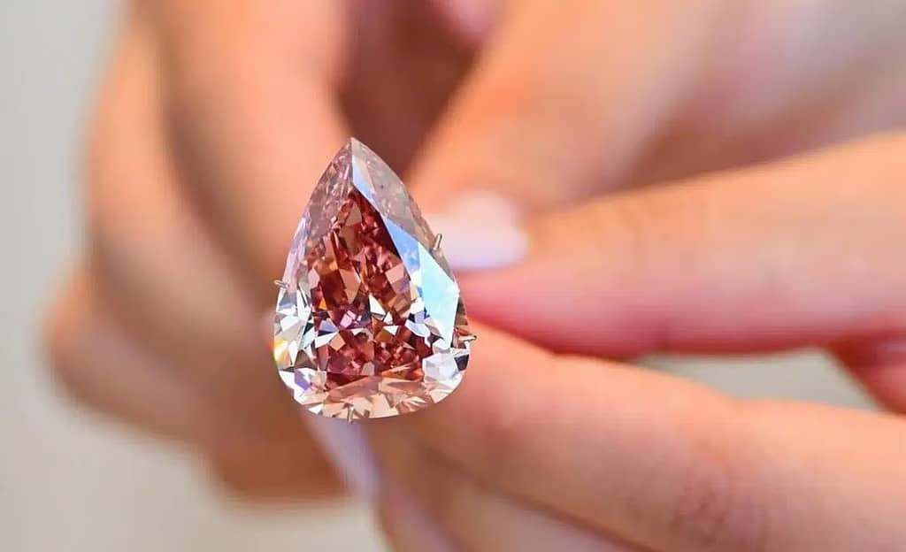 «Desert Rose»: рекордная продажа бриллианта весом 31,68 карата
