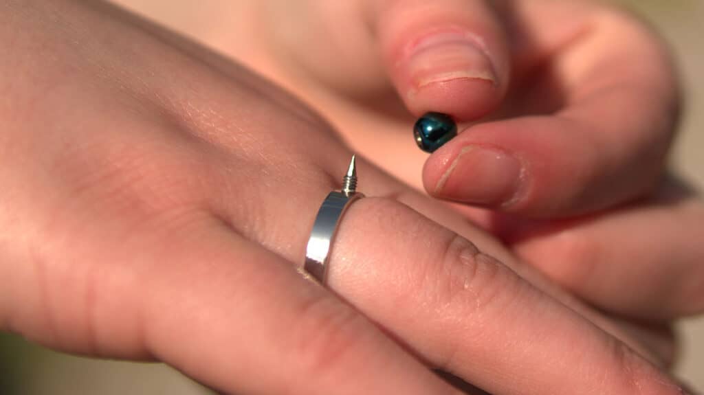 Американский ювелирный бренд создал кольцо с лезвием для самообороны
