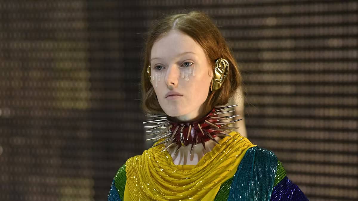 Алессандро Микеле предлагает носить кольца сразу по три в одном ухе