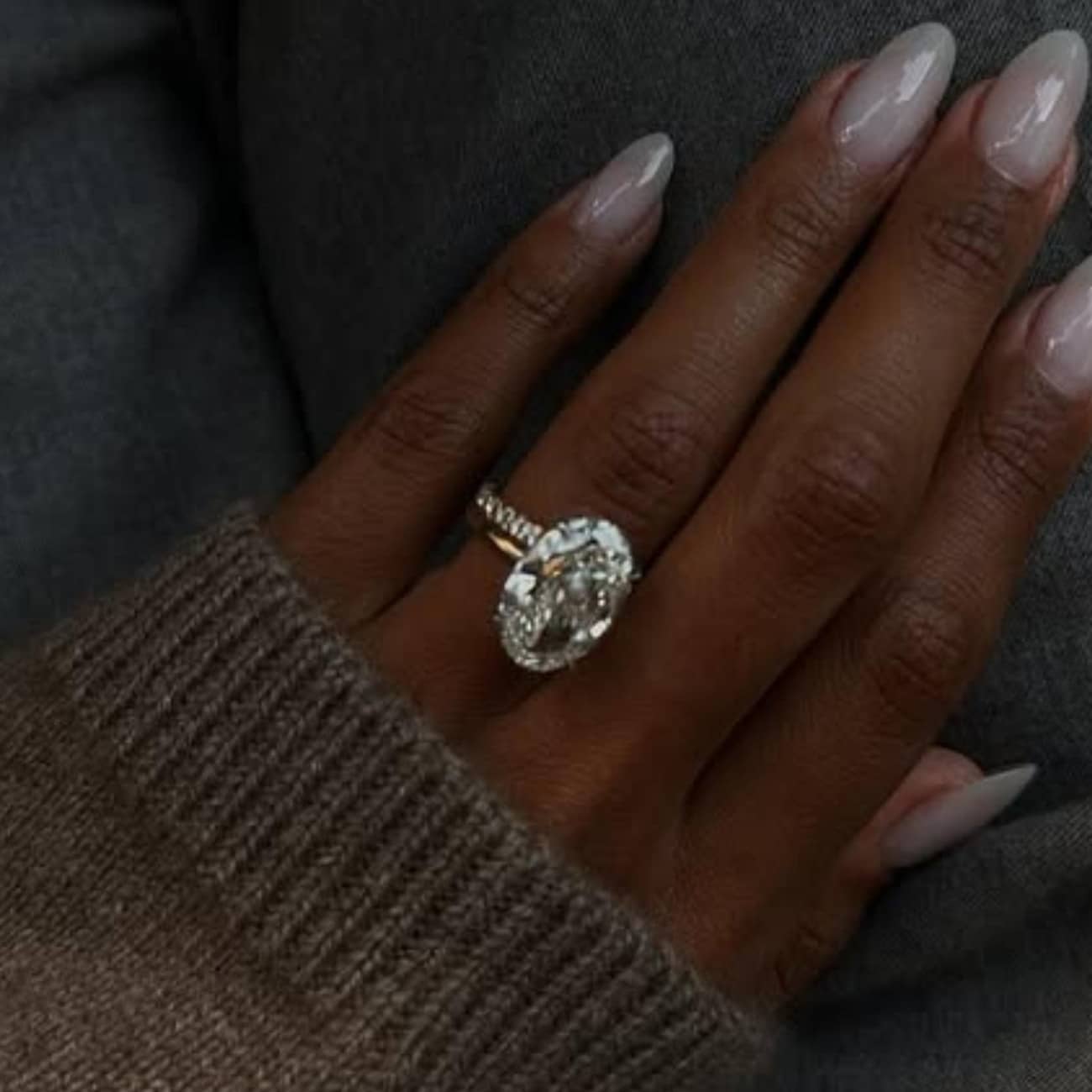 Кольцо с большим бриллиантом