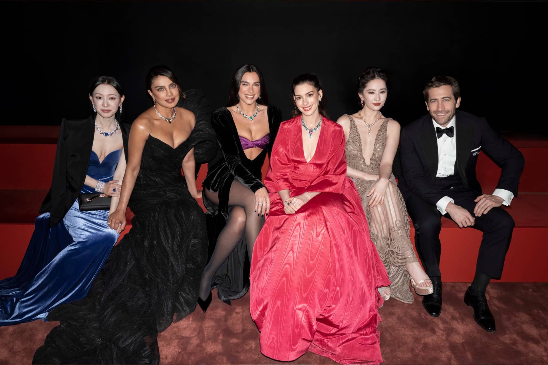 Энн Хэтэуэй в платье Valentino и украшениях Bulgari на гала-ужине в Милане