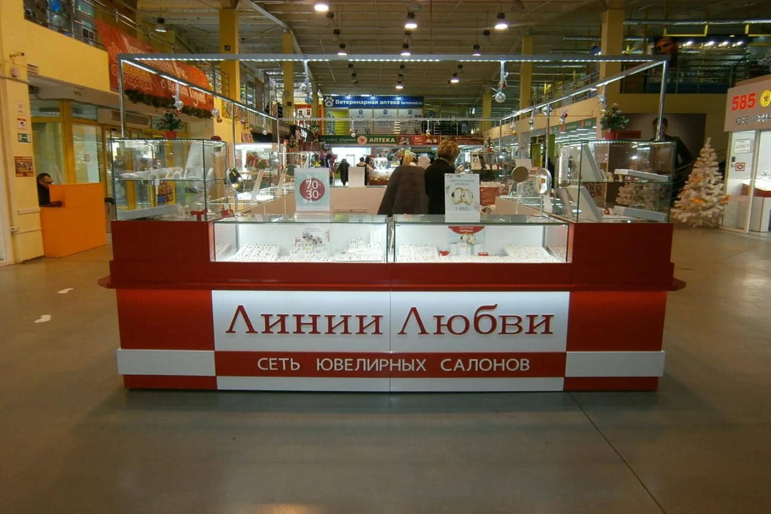 Ювелирное украшение Линии Любви на фоне фирменного стиля бренда