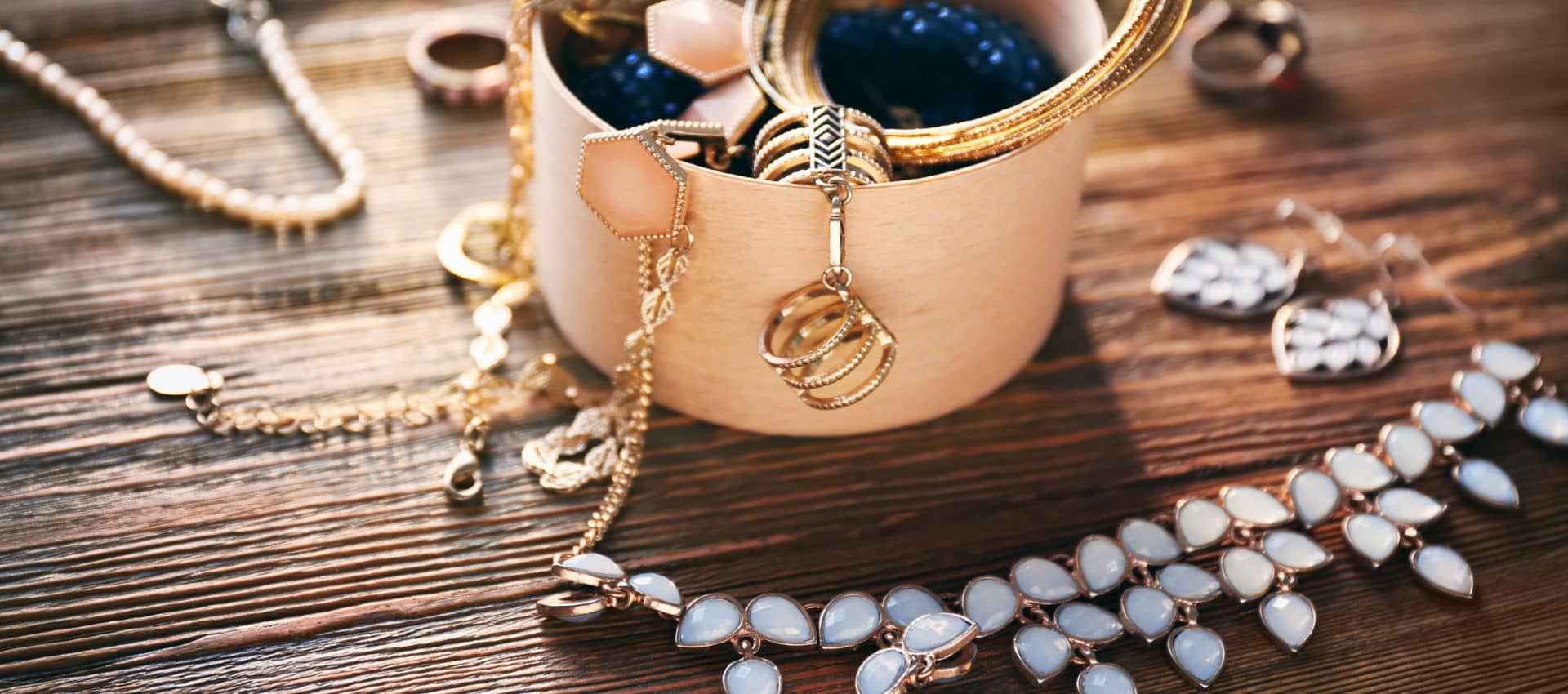 Поколение Z выбирает стильные и универсальные украшения, отражающие индивидуальность