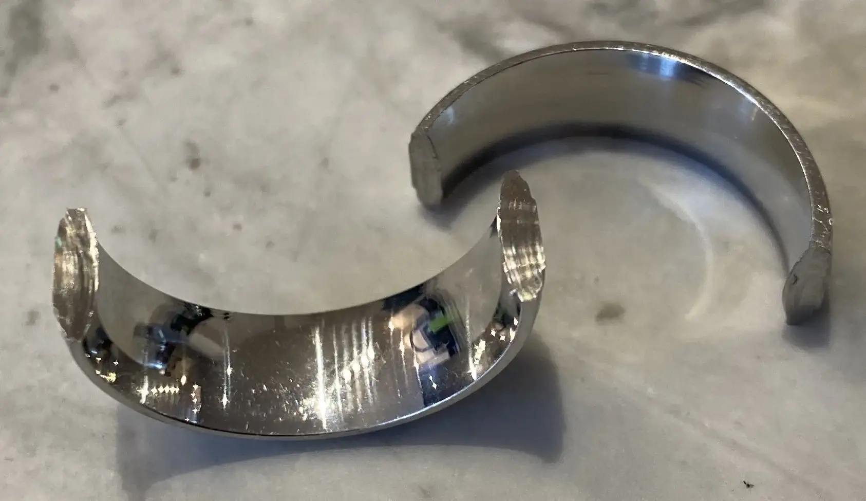 Как снять застрявшее кольцо с пальца? Полезные советы и рекомендации