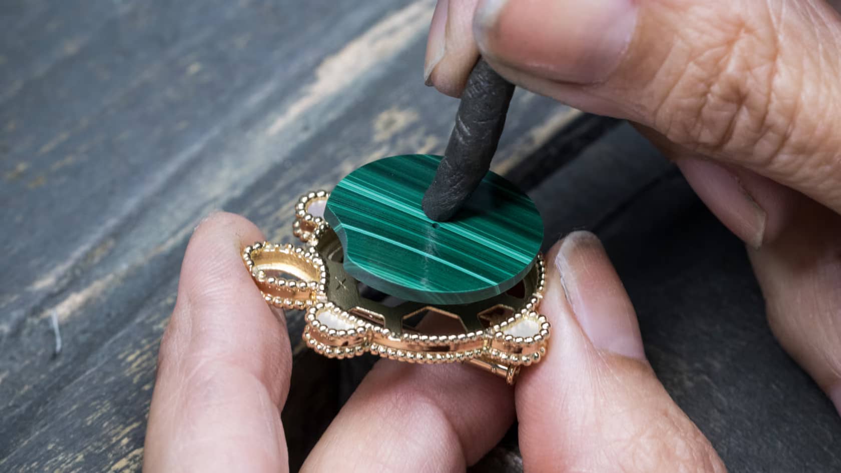 Как драгоценные и поделочные камни сочетаются в украшениях известных брендов