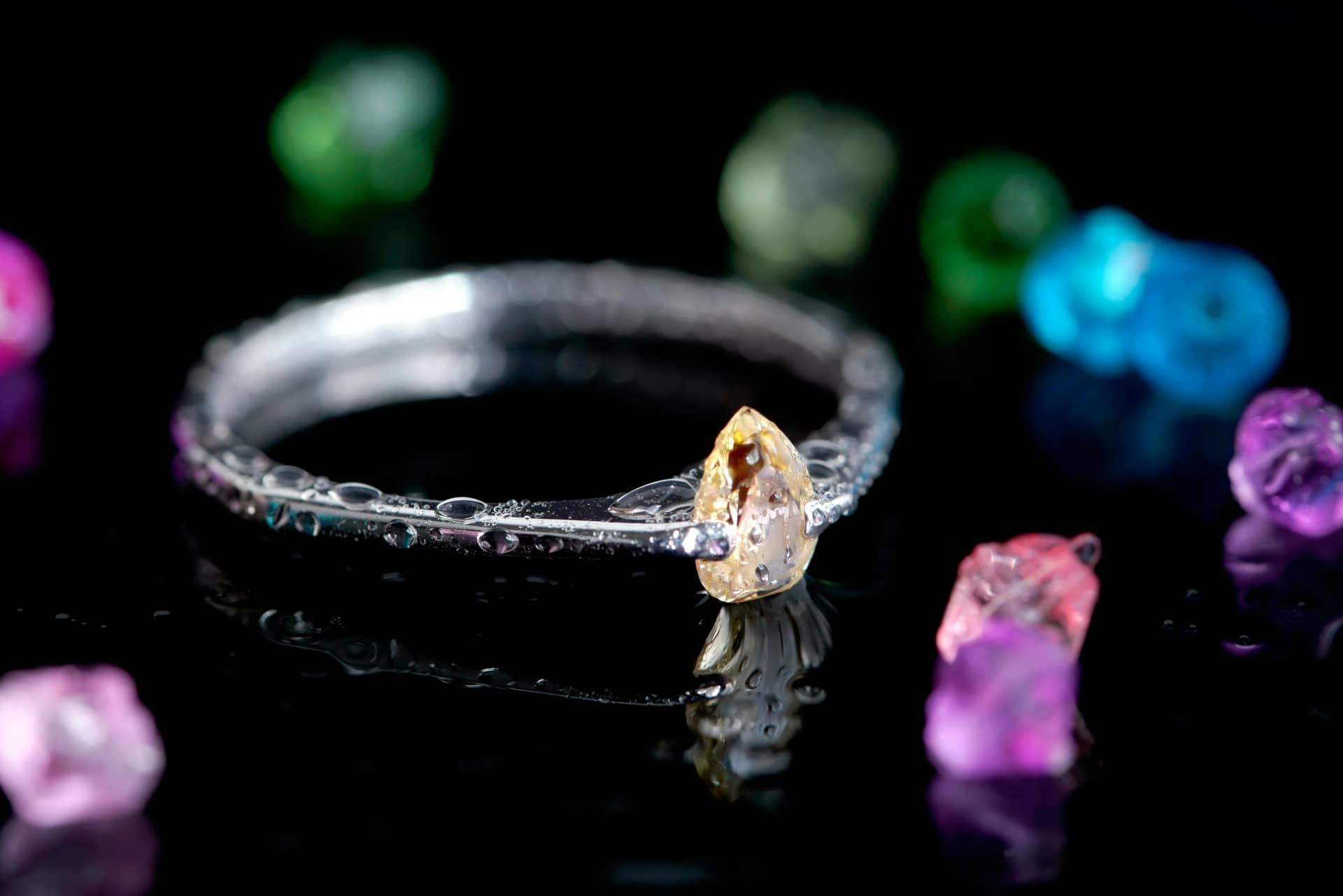 Включения в природном сапфире под микроскопом