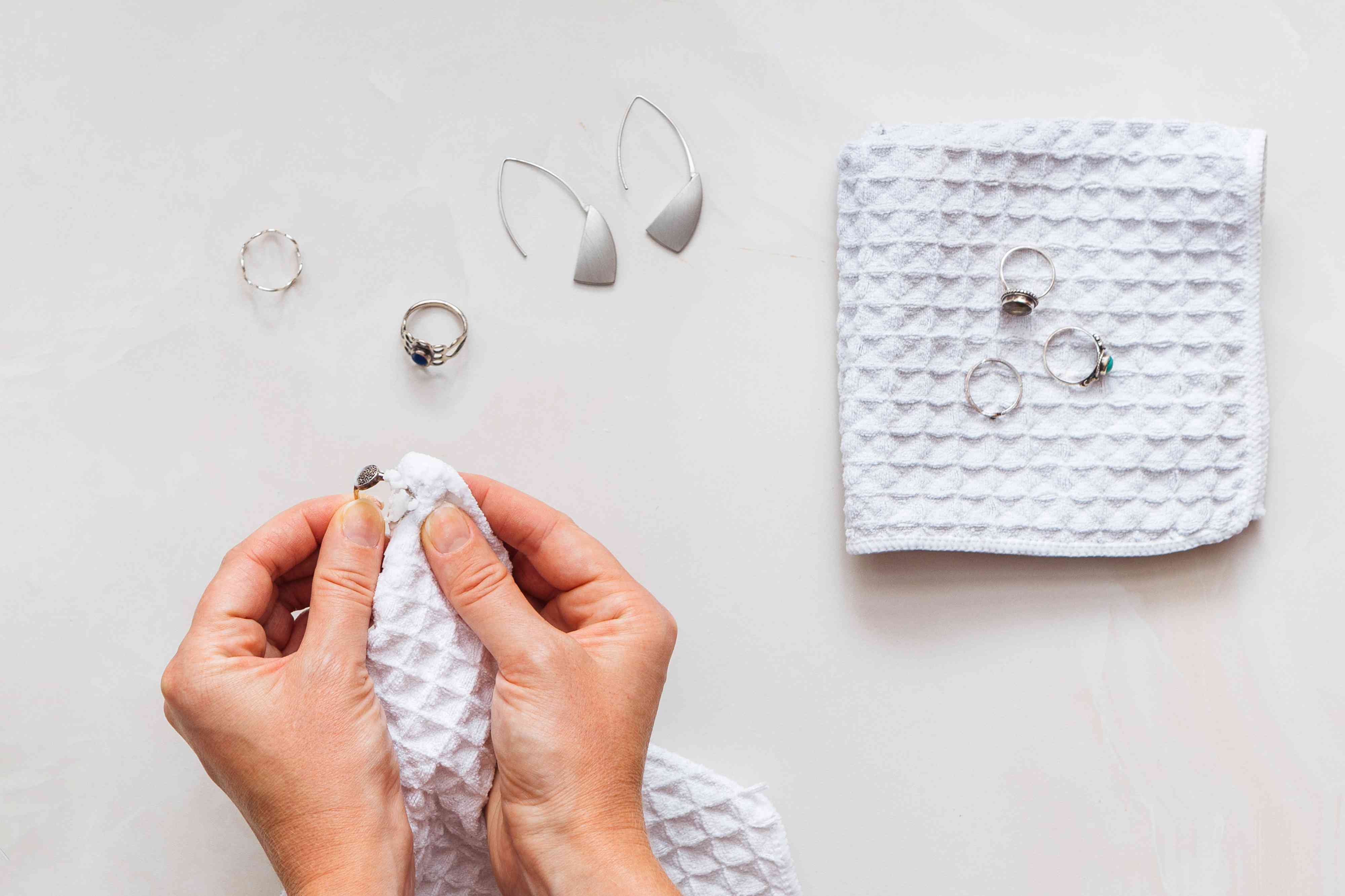 Уход за серебряными украшениями — хранение, чистка и защита от потемнения