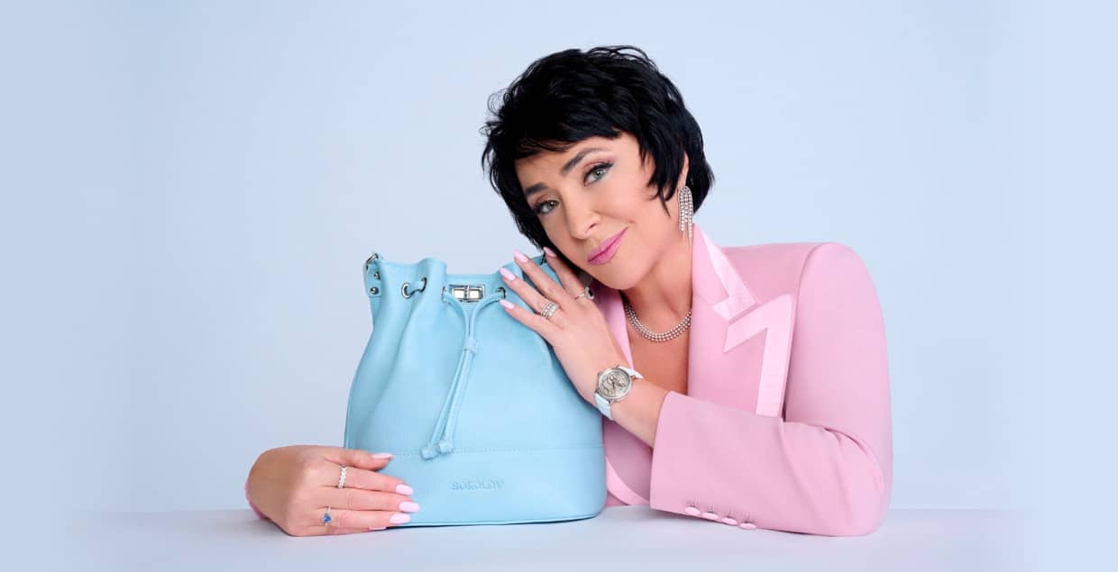 Стильные сумки SOKOLOV на праздничном фоне