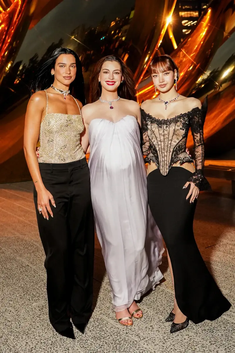Дуа Липа, Энн Хэтэуэй и Лиса на открытии Serpenti Infinito New York