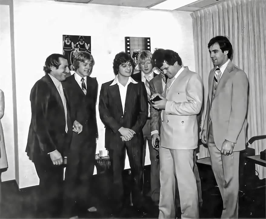 Вручение оригинальной броши на пресс-конференции в Нью-Йорке 1980 год