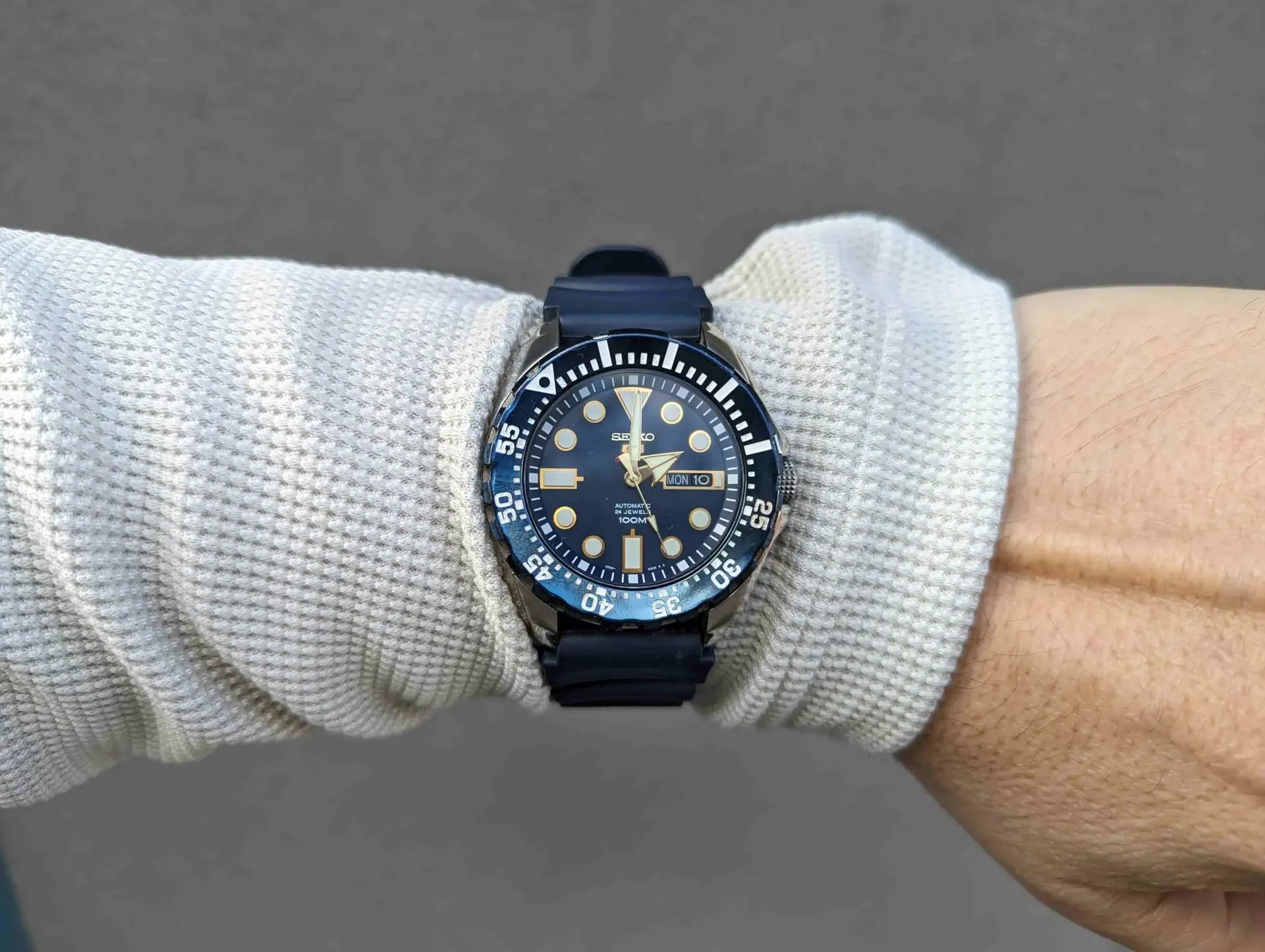 Часы поверх рукава — главный модный тренд 2026 года