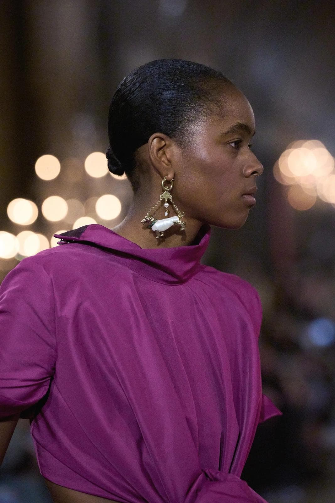 Серьги с жемчужными деталями в форме такс в коллекции Acne Studios весна-лето 2027