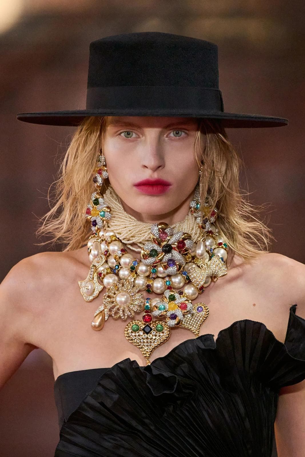 Многослойные жемчужные украшения в коллекции Valentino весна-лето 2027