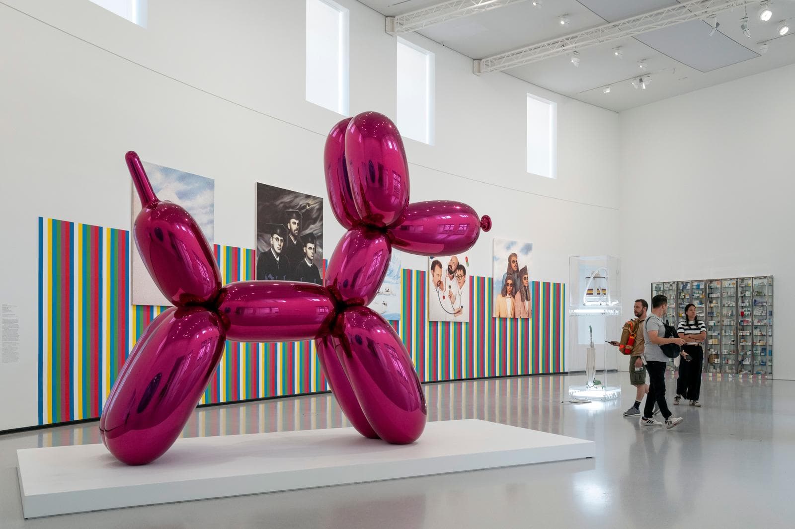 Balloon Dog Джеффа Кунса на выставке в Париже